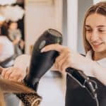 Coiffeuse avec un BP : le portage salarial, une alternative sérieuse au salariat en salon