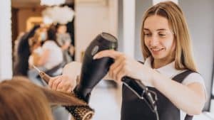 Coiffeuse avec un BP : le portage salarial, une alternative sérieuse au salariat en salon